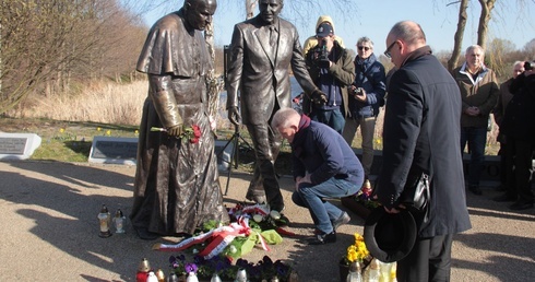 Uczestnicy uroczystości złożyli u stóp pomnika Jana Pawła II i Ronalda Reagana wieńce i kwiaty, a także zapalili znicze.