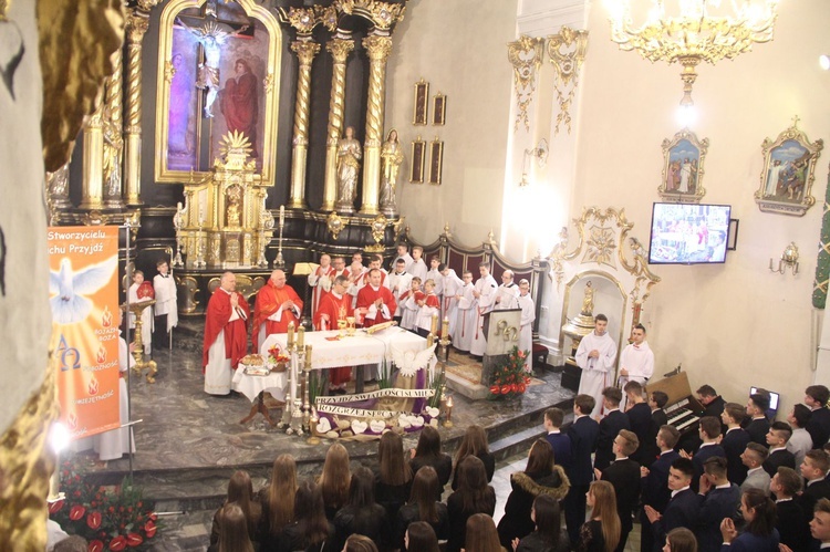 Bierzmowanie w kościele św. Jakuba w Tuchowie