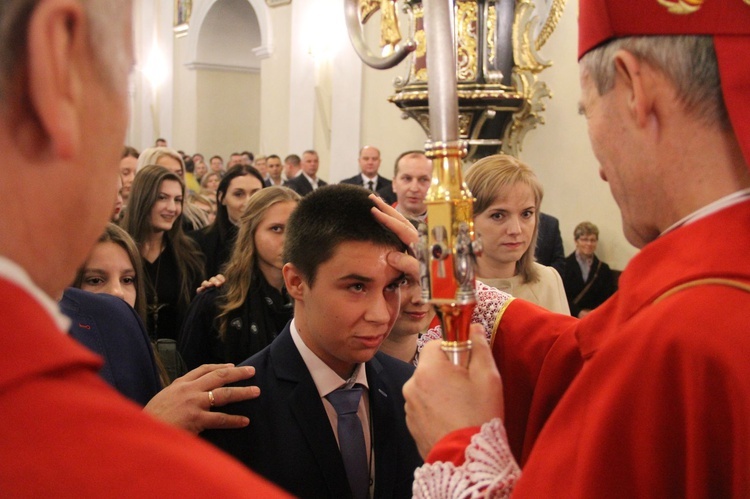 Bierzmowanie w kościele św. Jakuba w Tuchowie