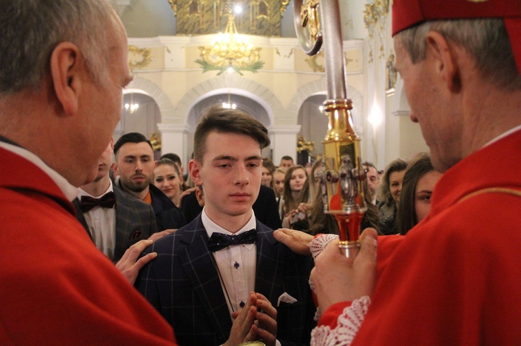 Bierzmowanie w kościele św. Jakuba w Tuchowie