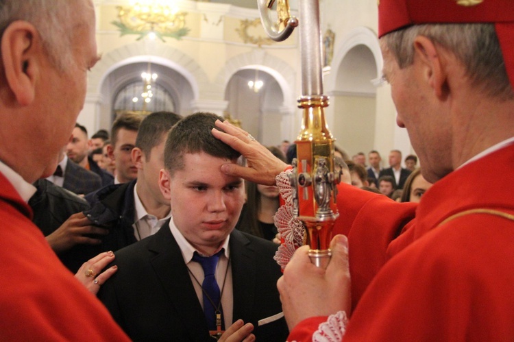 Bierzmowanie w kościele św. Jakuba w Tuchowie