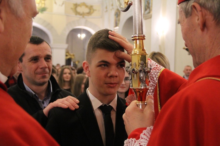 Bierzmowanie w kościele św. Jakuba w Tuchowie