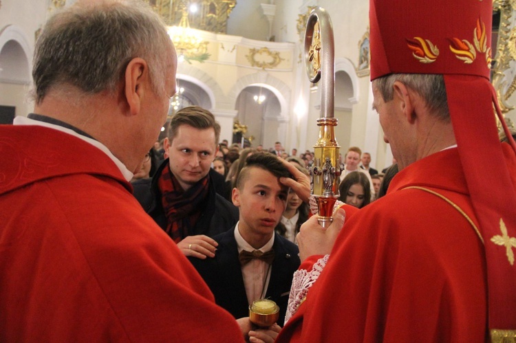 Bierzmowanie w kościele św. Jakuba w Tuchowie