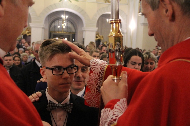 Bierzmowanie w kościele św. Jakuba w Tuchowie