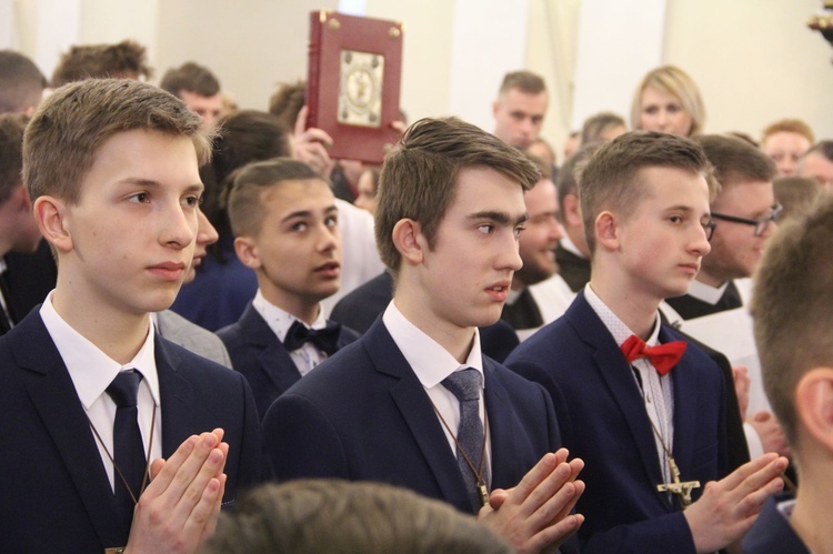 Bierzmowanie w kościele św. Jakuba w Tuchowie