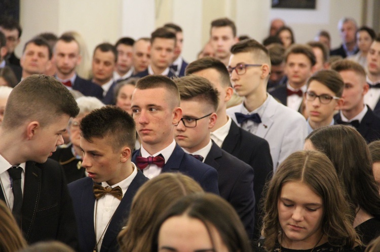 Bierzmowanie w kościele św. Jakuba w Tuchowie