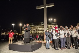 Kard. Nycz pod Papieskim Krzyżem: będziemy tu bronić Jana Pawła II