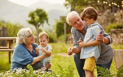 Najmłodsi potrzebują kontaktu z najstarszymi i odwrotnie. Wszyscy jesteśmy sobie potrzebni.