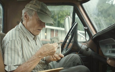 Clint Eastwood jest reżyserem i gra w filmie główną rolę.