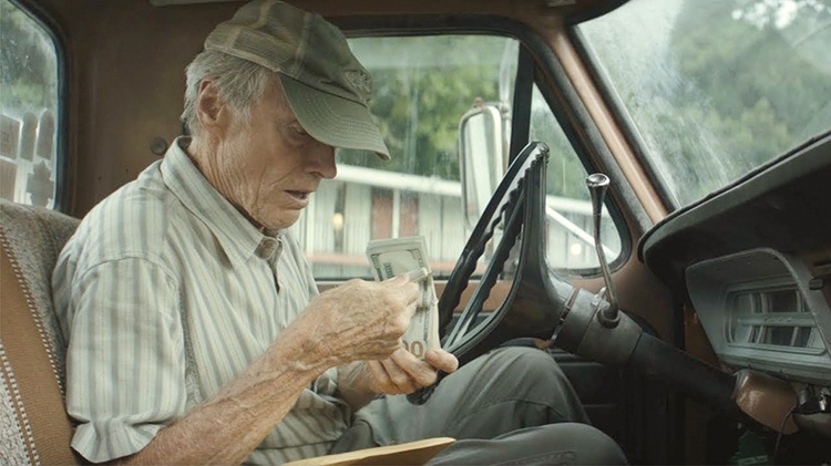 Clint Eastwood jest reżyserem i gra w filmie główną rolę.