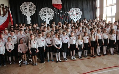 Konkurs "Do hymnu". W PSP nr 1 w Rudniku nad Sanem zaśpiewało go kilkadziesiąt uczniów.