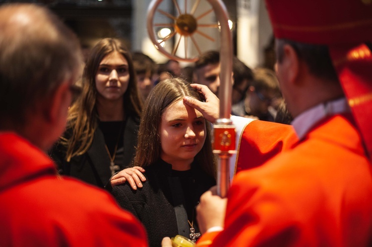 Bierzmowanie w kościele kolejowym - cz. 1