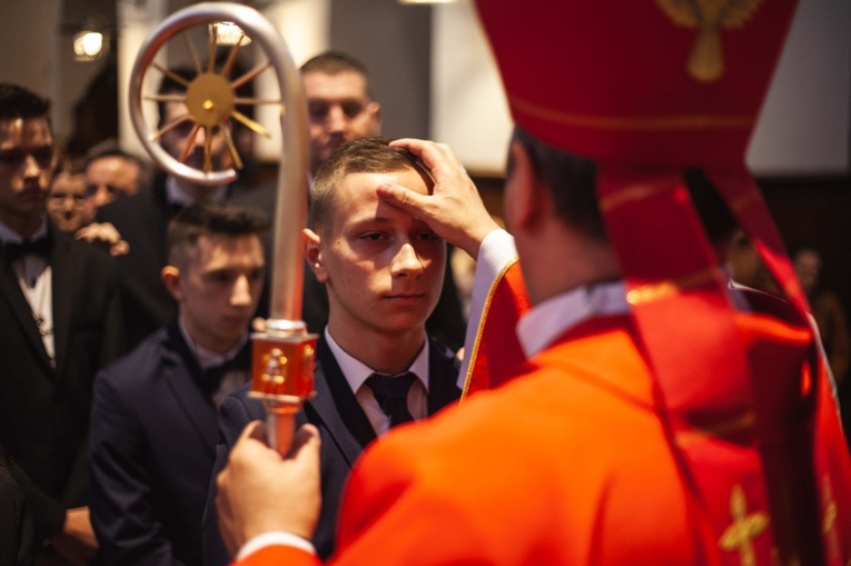 Bierzmowanie w kościele kolejowym - cz. 1