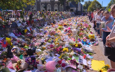 Zamachowiec z Christchurch usłyszy zarzuty 50 morderstw