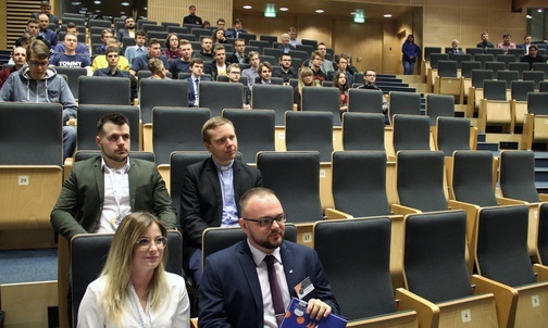 Między katedrą a katedrą. Na UŚ trwa dyskusja o relacjach wiary i nauki