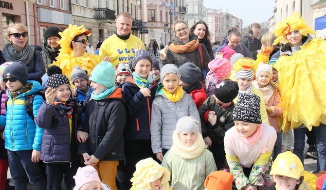 Dzieci ze Szkoły Podstawowej Skrzydła prowadzonej przez Fundację Skrzydła dla Edukacji wzięły udział w inauguracji wyścigu.