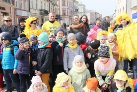 Dzieci ze Szkoły Podstawowej Skrzydła prowadzonej przez Fundację Skrzydła dla Edukacji wzięły udział w inauguracji wyścigu.