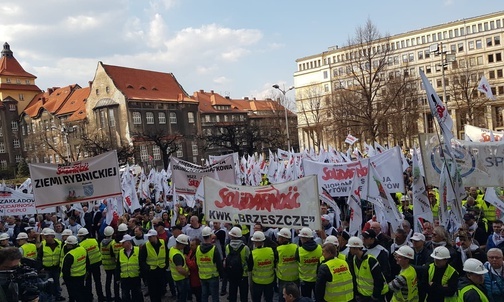 Pikieta Solidarności przed Urzędem Wojewódzkim w Katowicach.