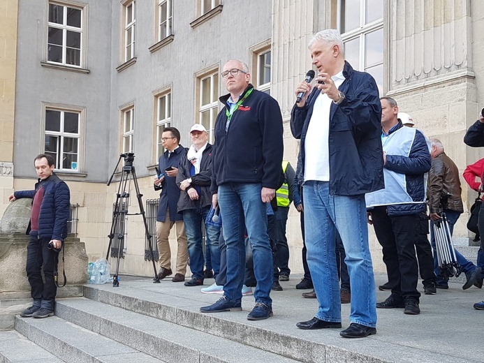 Pikieta Solidarności przed Urzędem Wojewódzkim w Katowicach.