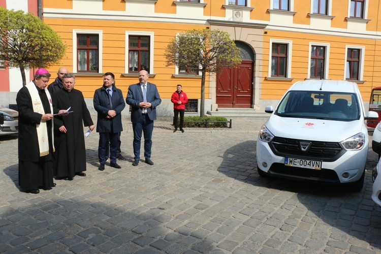 Droga Krzyżowa z osobami chorymi i niepełnosprawnymi w katedrze