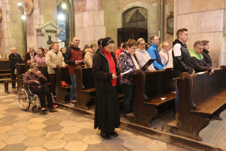 Droga Krzyżowa z osobami chorymi i niepełnosprawnymi w katedrze