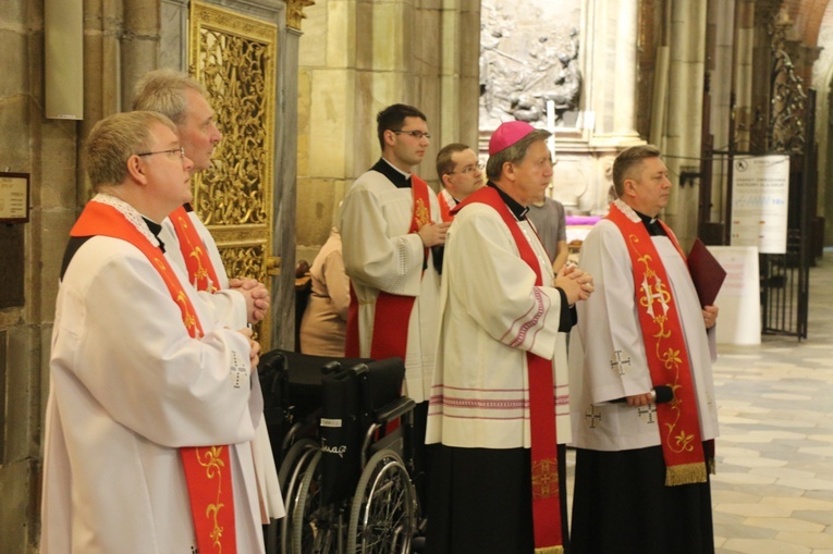 Droga Krzyżowa z osobami chorymi i niepełnosprawnymi w katedrze