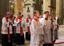 Chorzy i niepełnosprawni wpatrzeni w krzyż. A z nimi ich pasterz