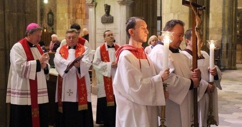 Chorzy i niepełnosprawni wpatrzeni w krzyż. A z nimi ich pasterz