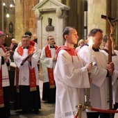 Chorzy i niepełnosprawni wpatrzeni w krzyż. A z nimi ich pasterz