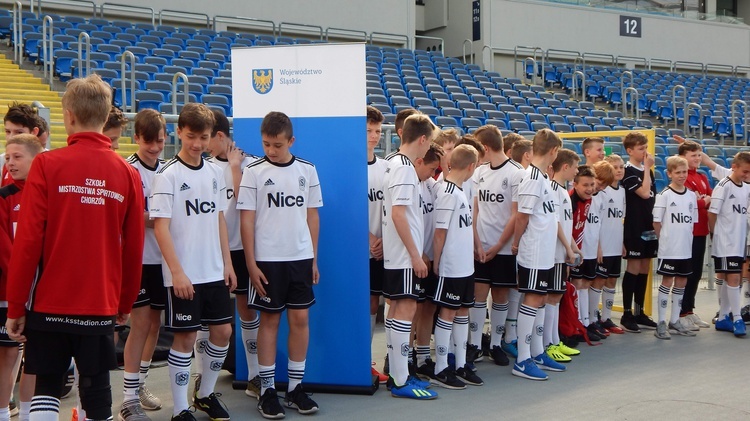 Trening Anity Włodarczyk z dziećmi na Stadionie Śląskim