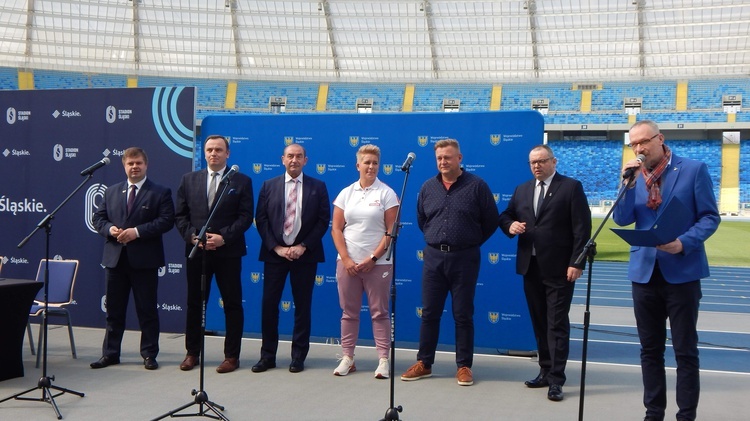 Trening Anity Włodarczyk z dziećmi na Stadionie Śląskim