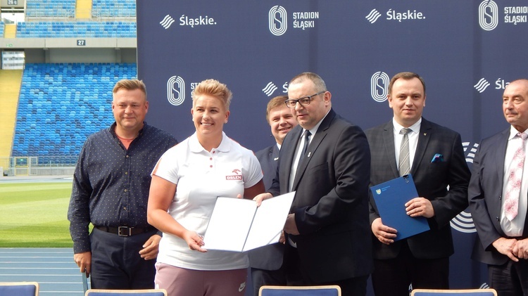 Trening Anity Włodarczyk z dziećmi na Stadionie Śląskim