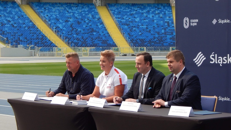 Trening Anity Włodarczyk z dziećmi na Stadionie Śląskim