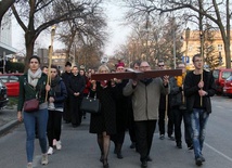 Krzyż nieśli także przedstawiciele władz lubelskich uczelni