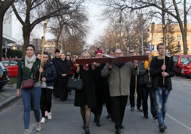 Krzyż nieśli także przedstawiciele władz lubelskich uczelni