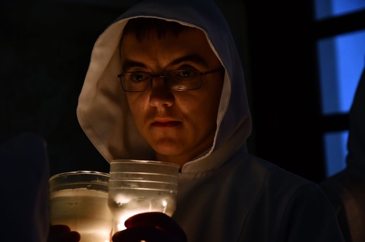 Droga Krzyżowa uczniów z Bobrowa w koszalińskiej katedrze