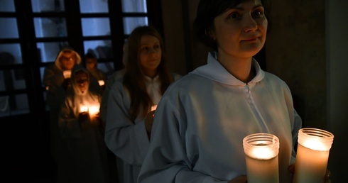 Droga Krzyżowa uczniów z Bobrowa w koszalińskiej katedrze