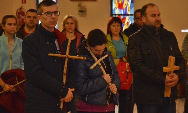 Na początku drogi zostały pobogosławione krzyże nocnych pielgrzymów.