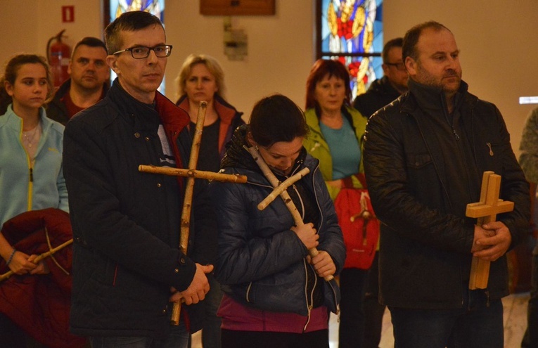 Na początku drogi zostały pobogosławione krzyże nocnych pielgrzymów.