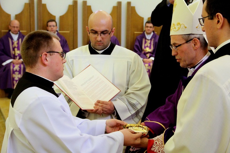 Tarnowskie seminarium. Przyjęcie do posługi lektoratu i akolitatu