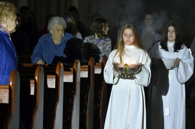 Adoracja krzyża w strzegomskiej bazylice