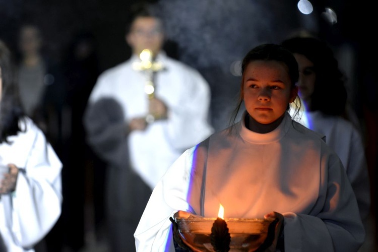 Adoracja krzyża w strzegomskiej bazylice