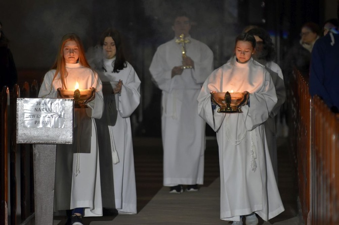 Adoracja krzyża w strzegomskiej bazylice