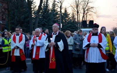 W Żyrardowie w Drodze Krzyżowej ulicami miasta uczestniczył biskup ordynariusz.