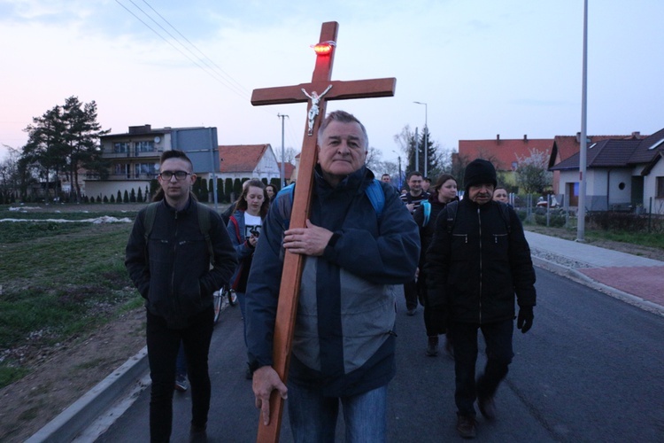 Nocna Piesza Pielgrzymka z Gniechowic do sanktuarium w Sulistrowiczkach