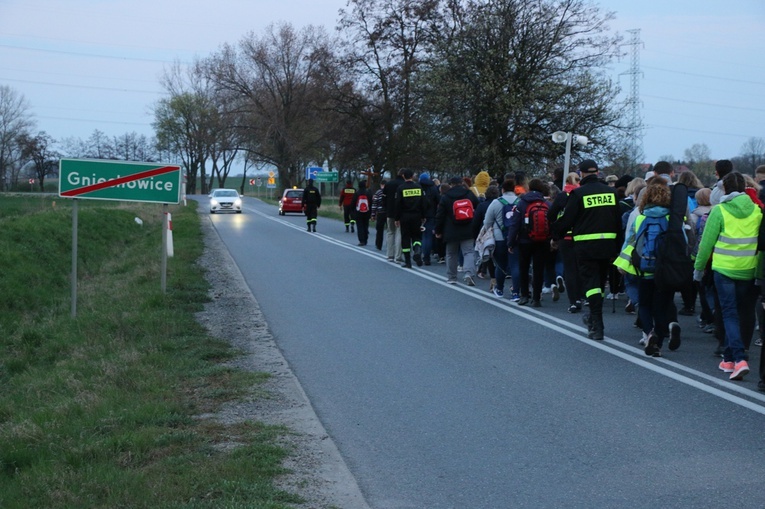 Nocna Piesza Pielgrzymka z Gniechowic do sanktuarium w Sulistrowiczkach