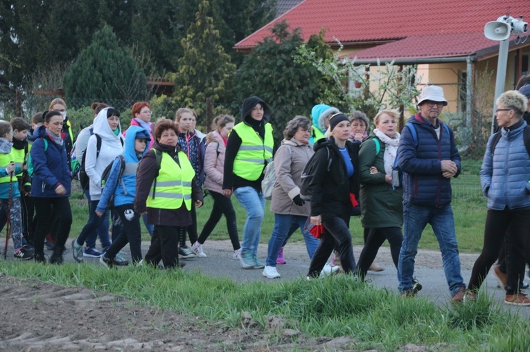 Nocna Piesza Pielgrzymka z Gniechowic do sanktuarium w Sulistrowiczkach