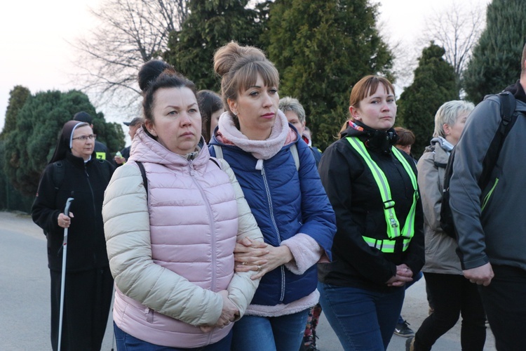 Nocna Piesza Pielgrzymka z Gniechowic do sanktuarium w Sulistrowiczkach