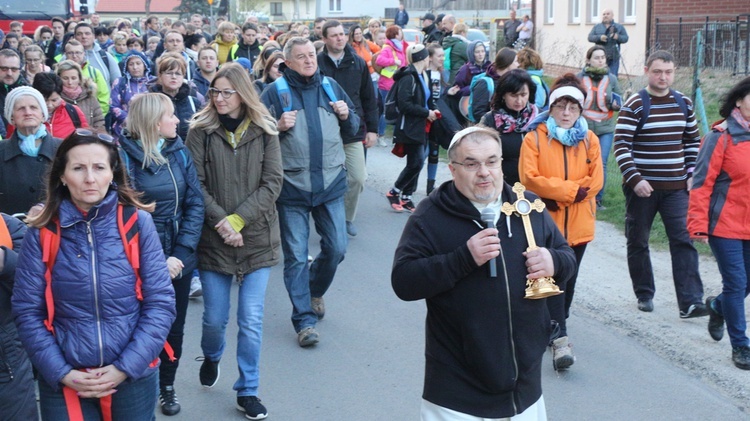 Nocna Piesza Pielgrzymka z Gniechowic do sanktuarium w Sulistrowiczkach