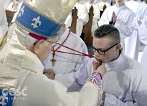 Przed nałożeniem krzyża każdy kandydat na ceremoniarza czy lektora ucałował symbol Chrystusowej męki.